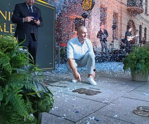 Mirosław Ziętarski z Katarzynką w Piernikowej Alei Gwiazd