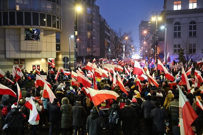 Tłumy rozpoczęły protest pod Sejmem! Uczestnicy solidarni z Mariuszem Kamińskim i Maciejem Wąsikiem