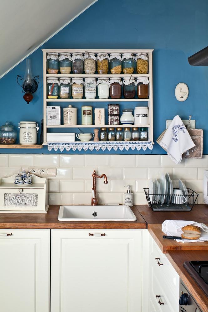 Kolorowa ściana w kuchni – lazur przeciw rutynie