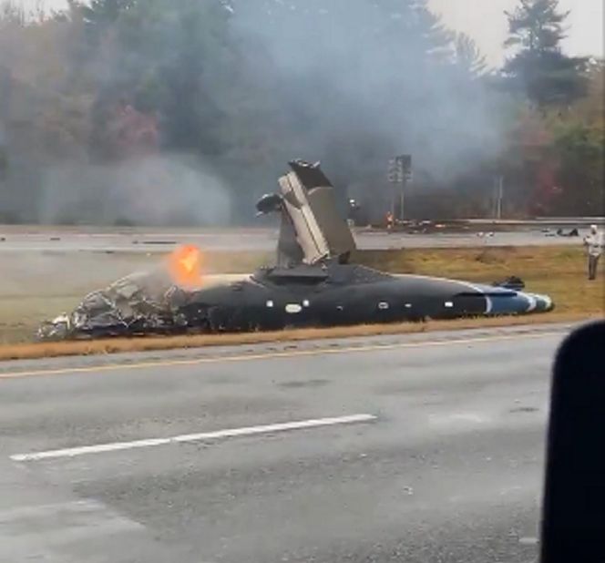 Samolot rozbił się na autostradzie