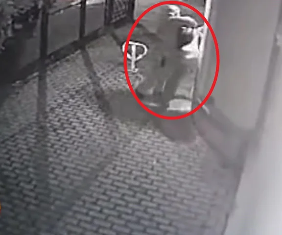 Zaatakował kobietę, gdy próbowała wejść do budynku