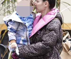 Jan Kliment z żoną i synem wyjeżdżają ze ślubu Kasi Cichepek-Kurzajewskiej