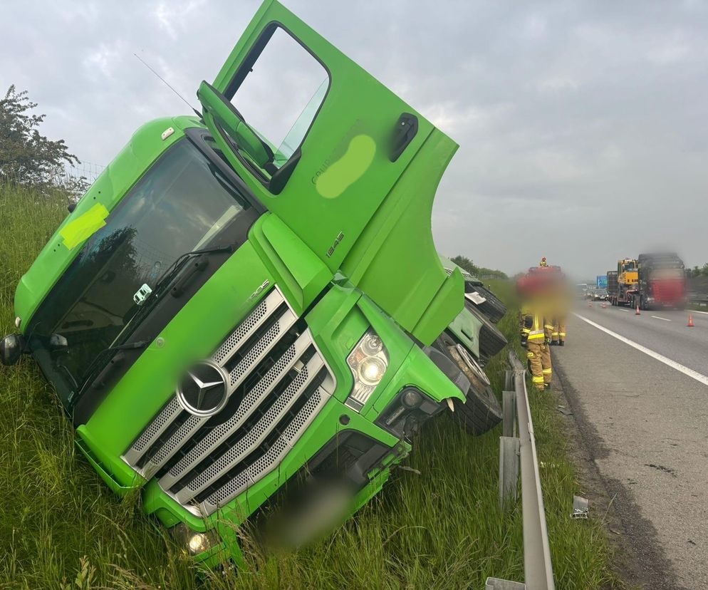 Koszmarny poranek na A4. Ciężarówka w rowie, droga zablokowana