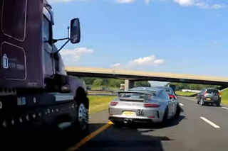 Uratował go super refleks! Tak kierowca Porsche 911 GT3 uniknął masakry. WIDEO