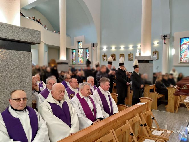 Pełne łez ostatnie pożegnanie duchownego z Kłobucka. Ukochanego proboszcza żegna tłum mieszkańców i wiernych