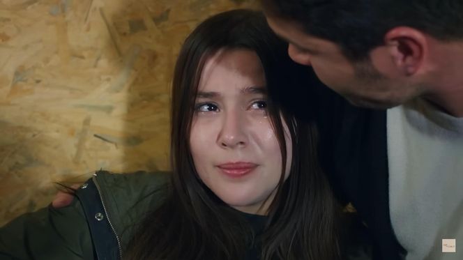 Zeynep rzuci się między napastnika a Ege, przyjmując cios nożem na siebie