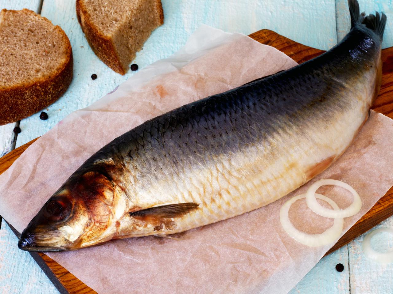 Śledzie: przepis na ruloniki ze śledzi z grzybami