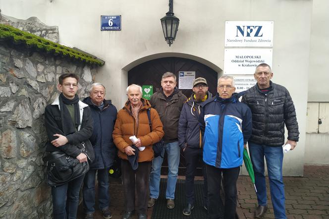 Pacjenci dializ z ulicy Kieleckiej próbowali spotkać się z Dyrektorką małopolskiego NFZ
