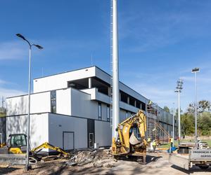 Trwa montaż trybun na nowym obiekcie Polonii Bytom