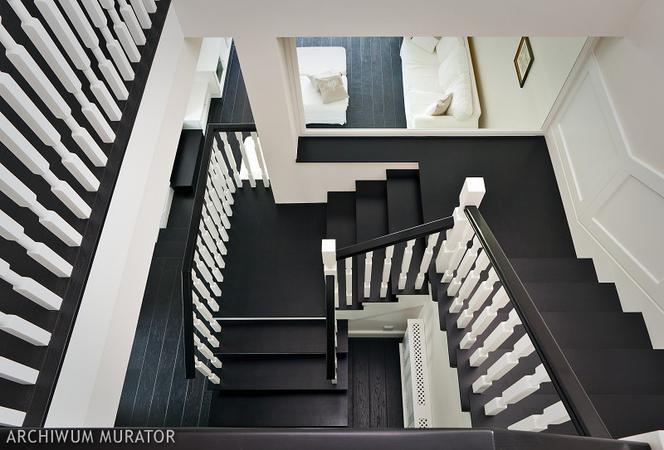 Biało-czarne wnętrza w stylu angielskim: schody