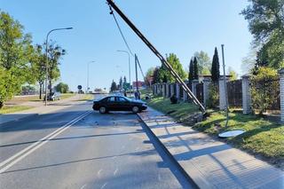 Samochód skosił słup przy cmentarzu w iławie
