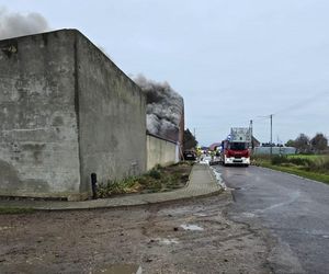 Pijany kierowca uderzył samochodem w budynek. Auto stanęło w ogniu, pożar przeniósł się na budynek