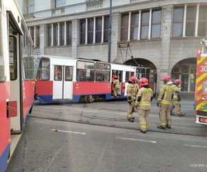 Bydgoszcz. Tramwaj wykoleił się i uderzył w budynek. Ogromne utrudnienia w ruchu [ZDJĘCIA]. 