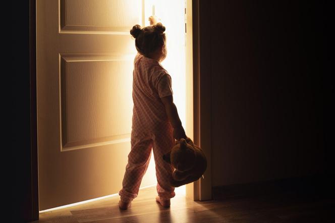 Dlaczego dzieci boją się ciemności? Naukowcy wiedzą, że dorośli tylko udają, że nie