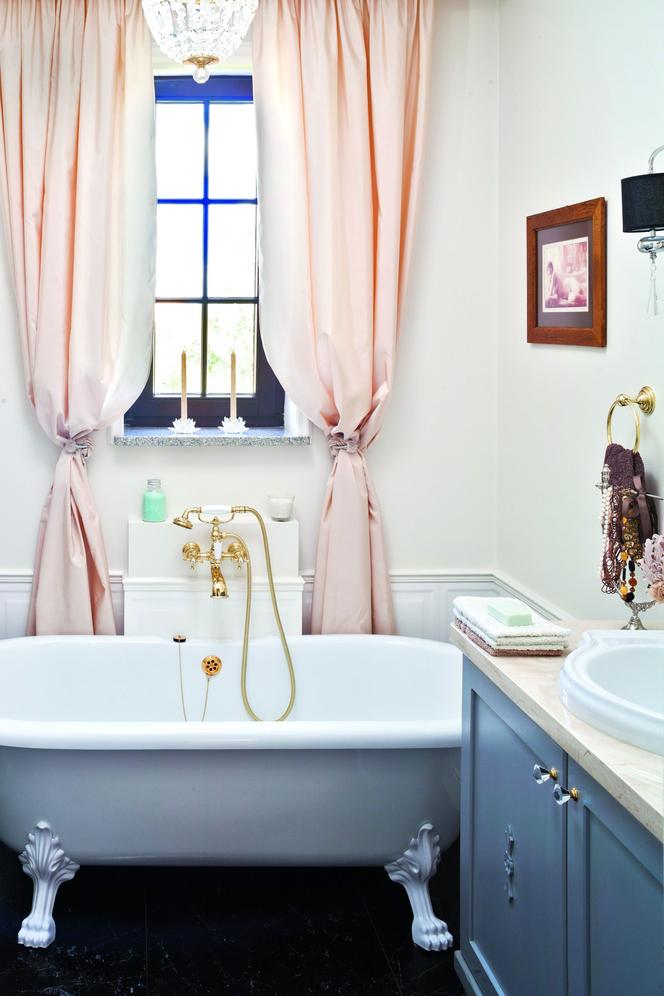 Łazienka ze złotymi akcesoriami i dodatkami – salonik kąpielowy