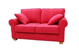 Czerwona sofa do małego salonu