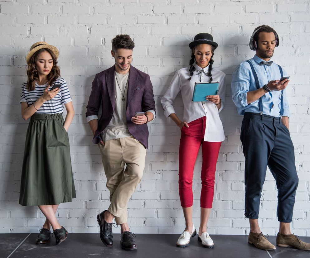 Millenialsi uwielbiają nowe technologie, ale chętnie też spędzają czas za znajomymi w realu.