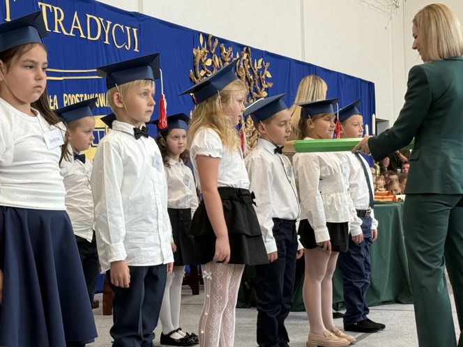 Pierwsza Dama uczciła z uczniami 100 lat od nadania imienia Stefana Batorego Szkole Podstawowej w Liwie