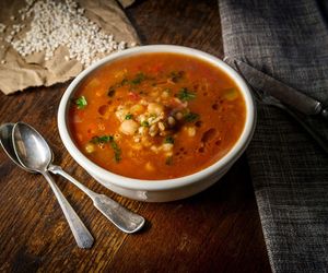 Zimowa zupa fasolowa. Rozgrzewa i dodaje energii w mroźny dzień