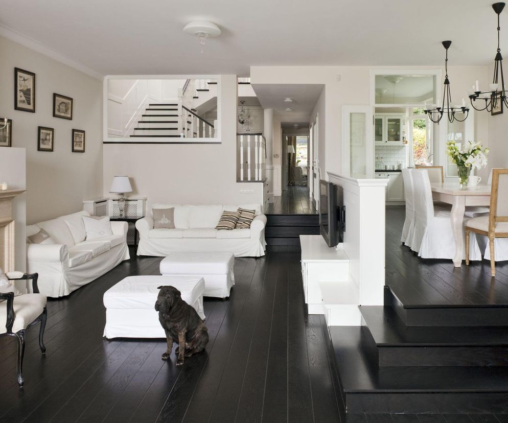 Ten detal robi klimat! Wnętrza z podestem, które zachwycają pomysłem