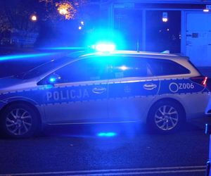 Podźgali się w centrum Warszawy. Bitwa na noże przed znanym kebabem. Podejrzanych złapali przed komendą policji