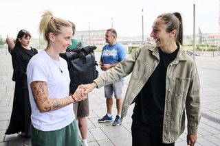 W Gdańsku odsłonięto pomnik piłkarki - superbohaterki