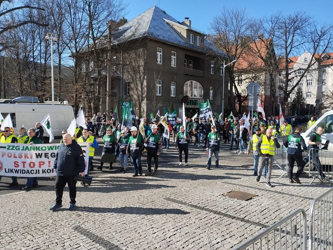 Górnicy protestowali pod ministerstwem przemysłu w Katowicach przeciwko likwidacji KWK Bielszowice