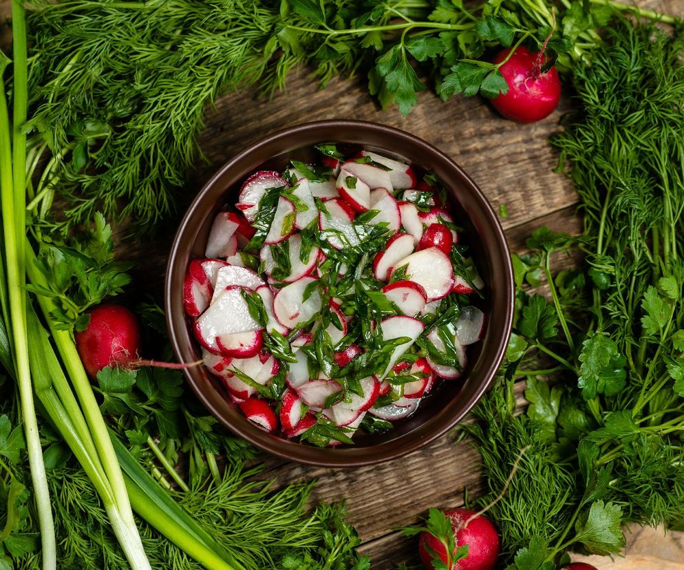 Szybka surówka z rzodkiewki do obiadu: przepis na surówkę rzodkiewkową