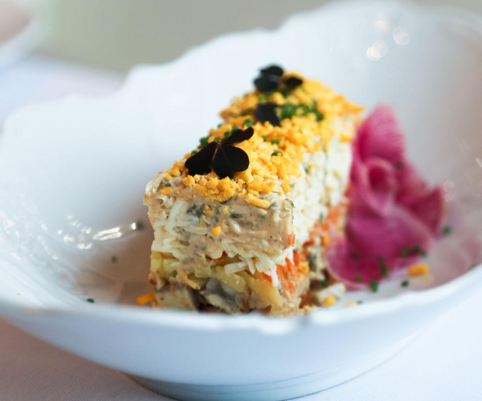 Sałatka portowa to hit na stole. Jest łatwa do przygotowania, a posmakuje każdemu