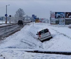 Trudne warunki na drogach w Małopolsce. Kierowcy nie radzą sobie z atakiem zimy. Dwa zdarzenia w ciągu kilku minut!