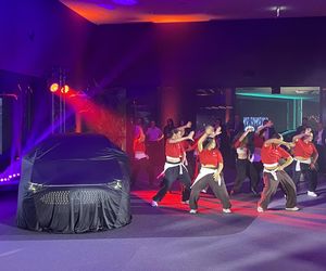 Przyszłość motoryzacji w zasięgu ręki – najnowocześniejszy salon Duda-Cars pod Lesznem już otwarty!