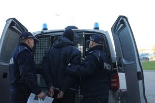 Nietrzeźwy kierowca busa proponował policjantom łapówkę. Ukrainiec został zatrzymany