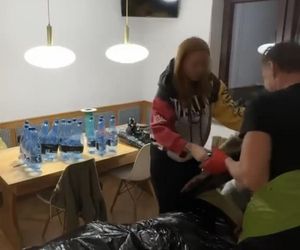 Gigantyczny pająk z plastikowych butelek ozdobił dom w Lublinie