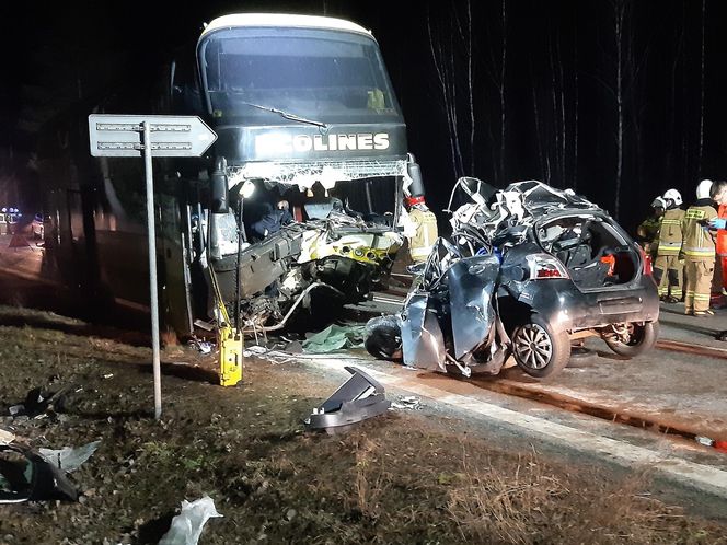 Toyota wbiła się w autobus. Młody kierowca nie żyje