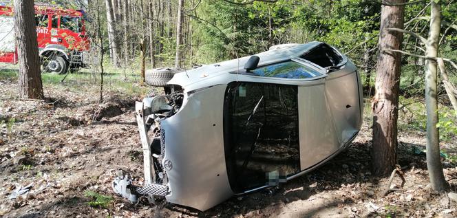 Jazda bez uprawnień i promilami zakończyła się wypadkiem. Toyota Yaris zatrzymała się na drzewie