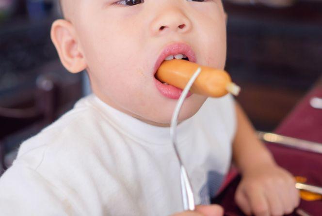 GIS wycofuje ze sprzedaży parówki dla dzieci. Znaleziono niebezpieczne składniki 
