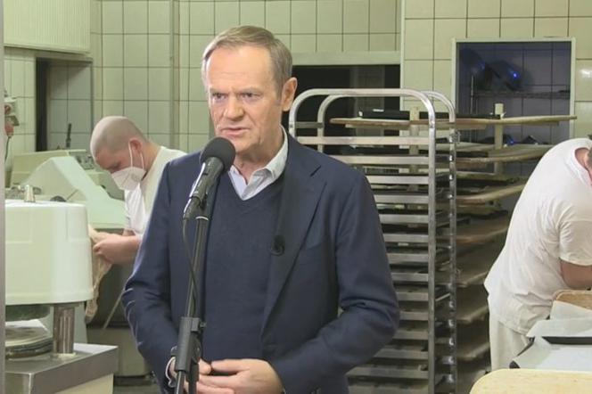 Donald Tusk podczas wizyty w piekarni w Kościanie