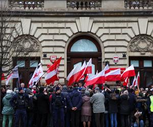 Protest w Krakowie w obronie mediów publicznych. Szokujące okrzyki wzywające do agesji i przemocy 