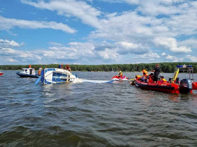 Dramatyczna akcja ratunkowa na Zalewie Sulejowskim. Jacht się przewrócił, wylądowali w wodzie