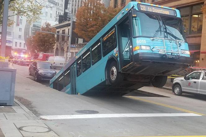 Autobus wpadł w potężną dziurę