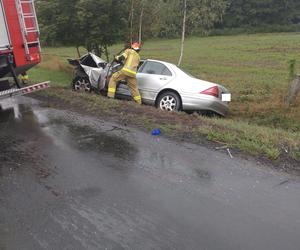Policja wyjaśnia okoliczności wypadku koło Henrykowa. Czołowo zderzyły się dwa samochody