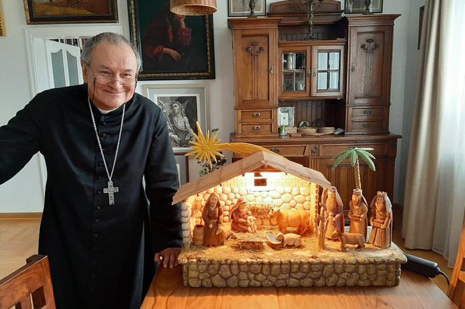 Bp. Michał Janocha przy szopce w swoim domu