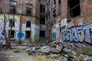 Trójkąt Bermudzki straszy w samym centrum Warszawy. Dlaczego Nowogrodzka 16 niszczeje?