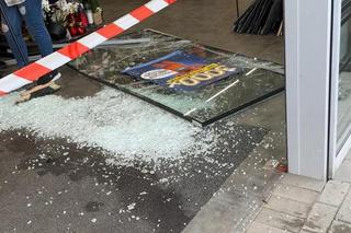 Wjechała do sklepu samochodem! Totalna demolka w Kobyłce