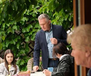 M jak miłość odc. 1810. Artur Rogowski (Robert Moskwa), Marysia (Małgorzata Pieńkowska), Basia (Karina Woźniak), Barbara (Teresa Lipowska)