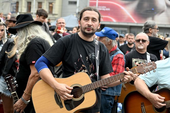 Gitarowe granie z zespołem Dżem na Rynku w Katowicach