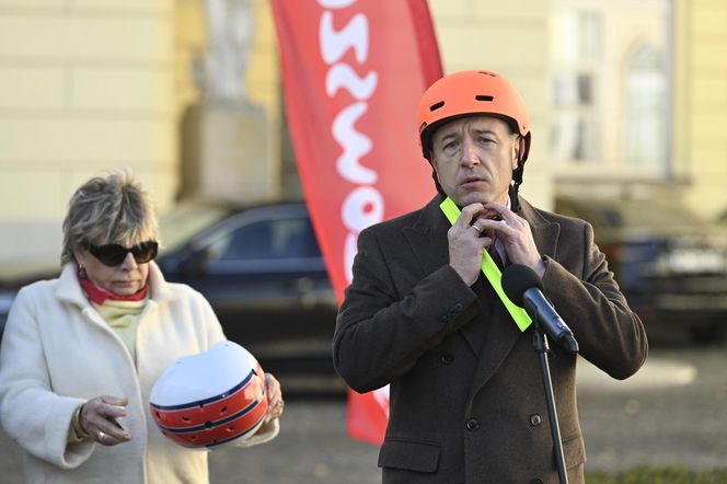 Rośnie liczba wypadków z udziałem hulajnóg. Radni Mazowsza apelują do dzieci i młodzieży: „Noście kaski i odblaski!”