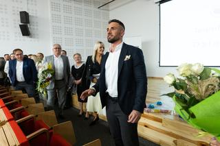 Na plakatach wyborczych występował z psami ze schroniska. Debiutant Litewka pokonał Czarzastego