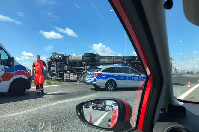 Przewrócona ciężarówka blokuje autostradę A4 w stronę Wrocławia. Potężne korki zaczynają się już przed bramkami w Gliwicach