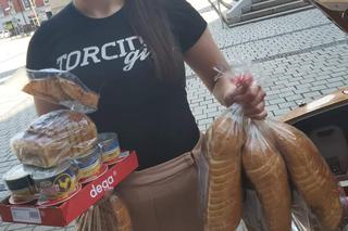 Ruda Śląska: Zabrakło chleba, pomogły kibicki Górnika Zabrze z Torcida Girls [ZDJĘCIA]